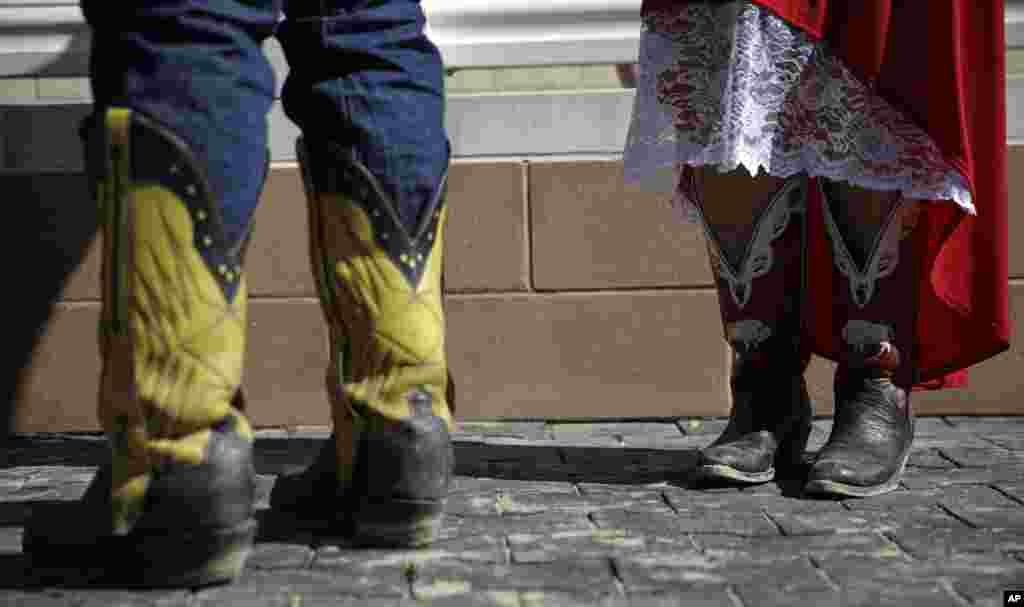 Para pekerja berdiri di lingkaran pemenang menyusul sebuah pertandingan sebelum balap kuda Kentucky Derby ke-140 di Churchill Downs di Louisville, Kentucky (3/5).