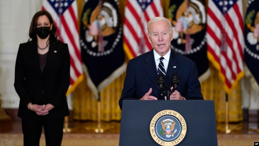 Presiden Joe Biden dan Wakil Presiden Kamala Harris berbicara tentang agenda domestiknya dari Ruang Timur Gedung Putih di Washington, 28 Oktober 2021. (Foto: AP)