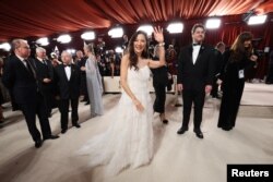 Michelle Yeoh berpose di karpet merah berwarna sampanye di Academy Awards ke-95 di Hollywood, Los Angeles, California, AS, 12 Maret 2023. (Foto: REUTERS/Mario Anzuoni)