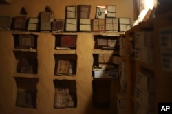 Los libros se alinean en los estantes de una de las bibliotecas en Chinguetti, Mauritania, 3 de febrero de 2025.