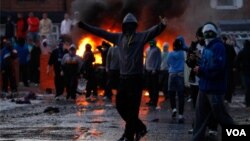 La marcha protestante anual de Irlanda del Norte llega a un clímax ardiente, varias partes de Ardoyne han sido bombardeadas por la multitud nacionalista.