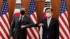 El secretario de Estado de EE. UU., Antony Blinken, y el ministro de Relaciones Exteriores de Corea del Sur, Chung Eui-yong, posan ante la prensa antes de reunirse en Seúl el 17 de marzo de 2021.