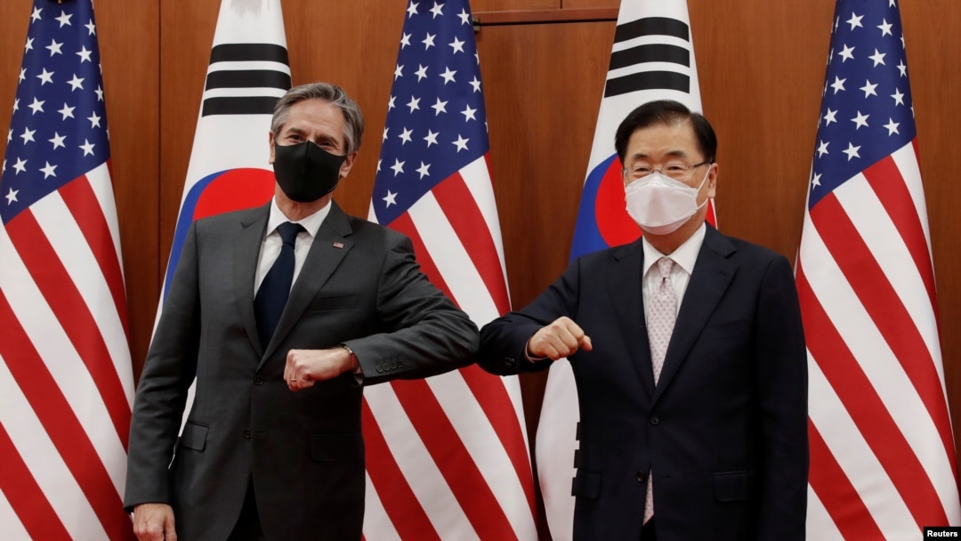 El secretario de Estado de EE. UU., Antony Blinken, y el ministro de Relaciones Exteriores de Corea del Sur, Chung Eui-yong, posan ante la prensa antes de reunirse en Seúl el 17 de marzo de 2021.