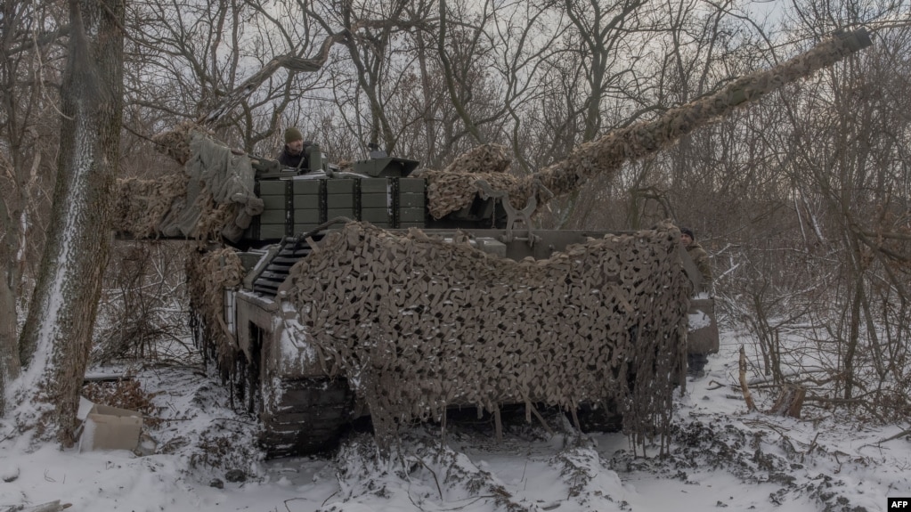 Український танкіст 68-ї бригади на танку Leopard 1A5 поблизу Покровська, Донеччина, 13 грудня 2024 р. Roman PILIPEY/AFP