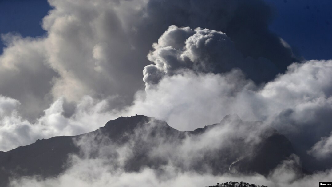 Volcán Calbuco arrojando cenizas y humo.
