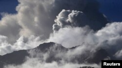 Volcán Calbuco arrojando cenizas y humo.
