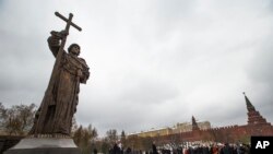 Le monument dédié à Vladimir le Grand, inauguré par Vladimir Poutine, lors de la Journée de l'unité nationale à l'extérieur du Kremlin à Moscou, le 4 novembre 2016. Vladimir était un prince du Xe siècle de Kiev crédité d’avoir fait du christianisme orthodoxe la foi officielle de la Russie, l'Ukraine et la Biélorussie. 