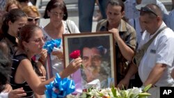 Funerales de Oswaldo Payá en el cementerio de La Habana. Los senadores han pedido a la CIDH investigar su muerte.