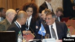 La embajadora de EE.UU. en Uruguay Julissa Reynoso (centro) y el secretario de Defensa Leon Panetta (derecha) conversan con el viceministro de Defensa de Guatemala, almirante José Antonio Lémus, durante la X Conferencia de ministros de Defensa de las Américas.