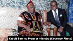 Le Premier ministre camerounais chez une haute autorité traditionnelle du nord-ouest du Cameroun. (Crédit: Service de communication du Premier ministre)