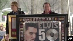 La présentation de la reconnaissance par RIAA du record des ventes avec plus de 50 millions de singles vendus détenus par Elvis Presly au cours d'une célébration de ce qui aurait été le 70e anniversaire de l’artisite (Elvis) à Graceland à Memphis, Tenness