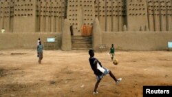 Des enfants jouent devant la Grande Mosquée de Djenne, au Mali. (archives)