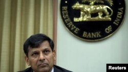 លោក Raghuram Rajan នៃធនាគារកណ្តាលឥណ្ឌា ស្តាប់សំណួរមួយក្នុងសន្និសីតសារព័ត៌មានបន្ទាប់ការពិនិត្យគោលនយោបាយថវិការពាក់កណ្តាលខែ ទីក្រុង Mumbai ប្រទេសឥណ្ឌាកាលពីថ្ងៃទី២ មិថុនា ២០១៥។ 