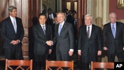 Senate Majority Leader Harry Reid greets China's President Hu Jintao on Capitol Hill in Washington, 20 Jan 2011