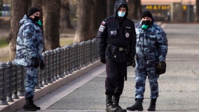 Cảnh sát đeo khẩu trang ở Moscow, Nga, 22/04/2020.