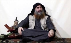 Esta imagen tomada de un vídeo en un portal de militantes, el lunes 29 de abril de 2019, muestra al líder del EI, Abu Bakr al-Baghdadi, siendo entrevistado por Al-Furqan un medio del grupo islamista. Era su primera aparición pública desde junio de 2014.