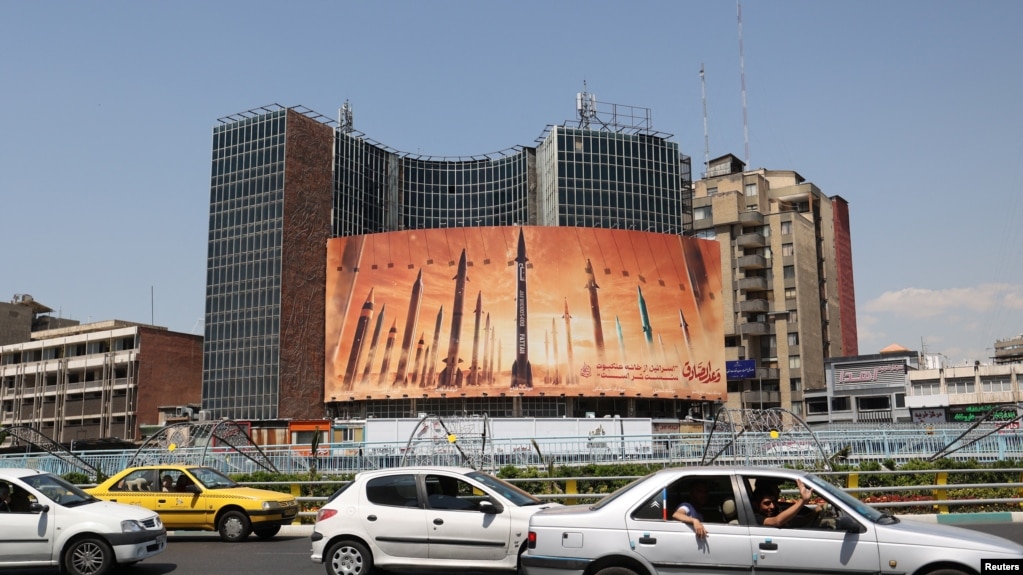德黑兰街头挂着一幅反以色列广告牌，上面有伊朗导弹。(photo:VOA)