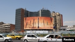 Bảng cổ động bài Israel với hình ảnh tên lửa Iran trên đường phố Tehran.
