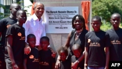 Former US President, Barack Obama (2L) poses for a photograph with local young beneficiaries on July 16, 2018 during the opening of the Sauti Kuu Resource Centre, founded by his half-sister, Auma Obama (3R) at Kogelo in Siaya county, western Kenya.