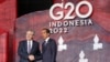 El presidente argentino, Alberto Fernández (izq) saluda a su homólogo indonesio Joko Widodo (der) en la cumbre del G20 en Bali el 15 de noviembre de 2022.