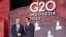 El presidente argentino, Alberto Fernández (izq) saluda a su homólogo indonesio Joko Widodo (der) en la cumbre del G20 en Bali el 15 de noviembre de 2022.