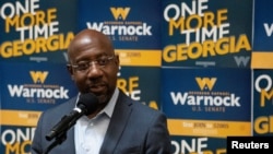 Aktuelni senator iz Džordžije, demokrata Rafael Vornok, tokom govora na predizbornom skupu na Univerzitetu "Georgia Tech" u Atlanti, 18. novembra 2022. (Reuters/Megan Varner)