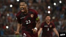 El delantero venezolano Salomón Rondón celebra tras anotar un gol de penal en el descuento del partido que ganó la Vinotinto por la mínima ante Paraguay, en Maturín, la noche del martes 12 de septiembre de 2023.