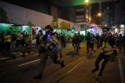 홍콩 경찰이 9일 홍콩 '송환법' 반대 시위 1주년을 맞아 홍콩의 독립을 외치며 시위하는 주민들을 향해 해산하지 않으면 체포하겠다고 경고했다.