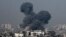 28일 이스라엘 군 폭격으로 인해 가자지구에서 연기가 피어오르고 있다. 