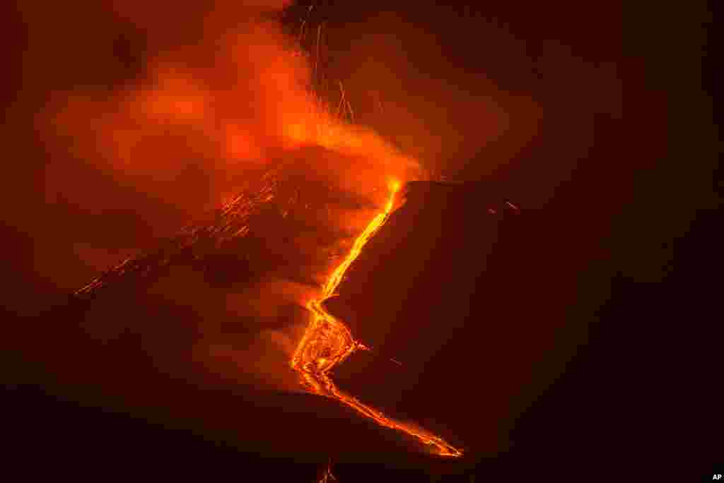 جاری شدن مواد مذاب و فوران کوه آتشفشان اتنا، فعالترین آتشفشان اروپا، در سیسیل، ایتالیا
