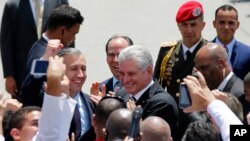 El presidente de Cuba, Miguel Díaz-Canel (centro), saluda a médicos cubanos afuera del Panteón Nacional en Caracas, donde visitó la tumba de Simón Bolívar. Miércoles 30 de mayo de 2018.