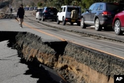 Kemacetan lalu lintas terlihat di jalan yang sebagian runtuh akibat gempa bumi dahsyat di dekat Kota Anamizu, Prefektur Ishikawa, Selasa, 2 Januari 2024. (Foto: AP)