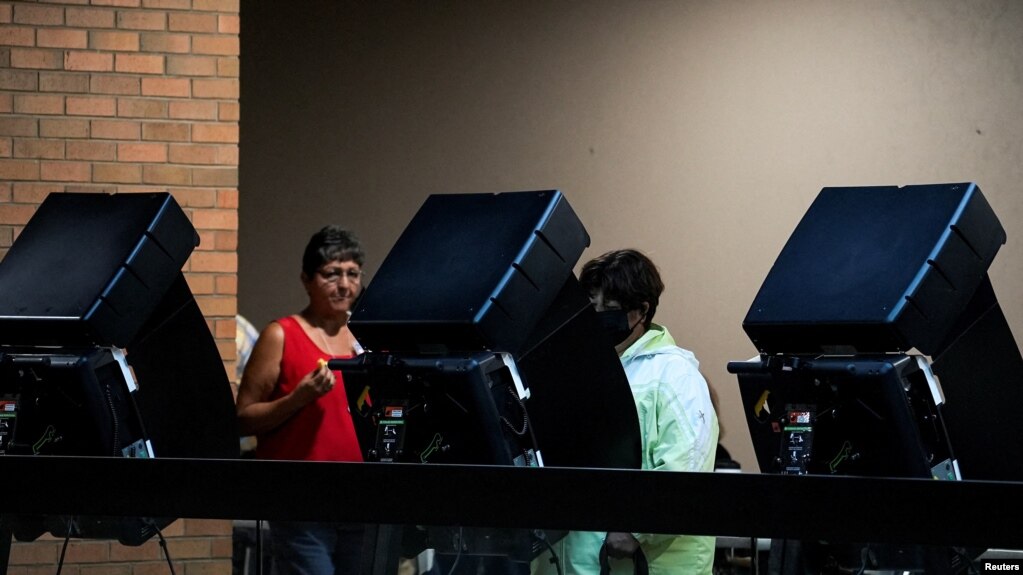 资料照片：2022年10月24日，美国德克萨斯州埃尔帕索中期选举提前投票开始，人们在埃尔帕索郡法院内的投票机上投票。（路透社照片）(photo:VOA)
