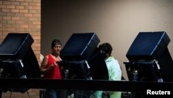 资料照片：2022年10月24日，美国德克萨斯州埃尔帕索中期选举提前投票开始，人们在埃尔帕索郡法院内的投票机上投票。（路透社照片）
