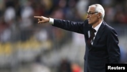 Hector Cuper, le sélectionneur de l'Égypte, lors d'un match qui oppose l'Égypte et le Nigéria, à Alexandria, le 29 mars 2016.