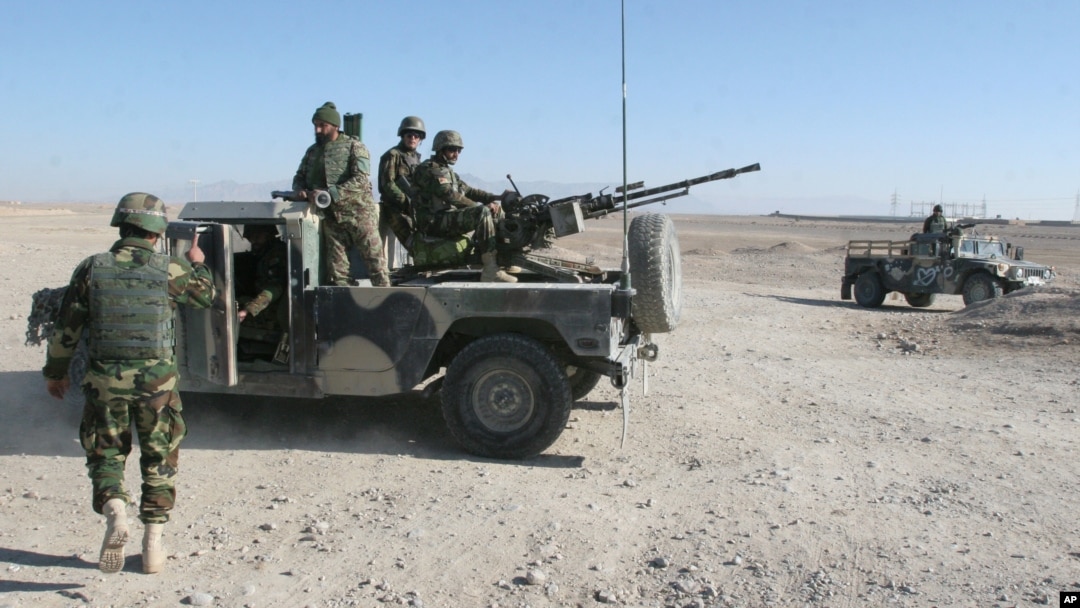 Ảnh tư liệu - Các binh sĩ Quân đội Nhà nước Afghanistan bảo vệ tại một trạm kiểm soát trên đường đến quận Sangin, tỉnh Helmand, Afghanistan, ngày 23 tháng 12 năm 2015.