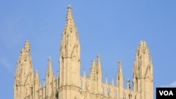 En la Catedral Nacional de Washington, los daños eran visibles desde el exterior, cuando algunas de los pináculos de las torres se derrumbaron, debido al temblor.