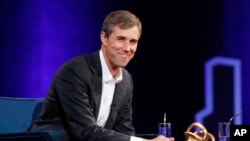 Mantan anggota Kongres AS, Beto O'Rourke, saat diwawancarai Oprah Winfrey pada siaran langsung "SuperSoul Conversations" di Times Square, New York, 5 Februari 2019. (Foto: dok). 