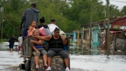 Rafael avanza por el Golfo de México en una trayectoria incierta 