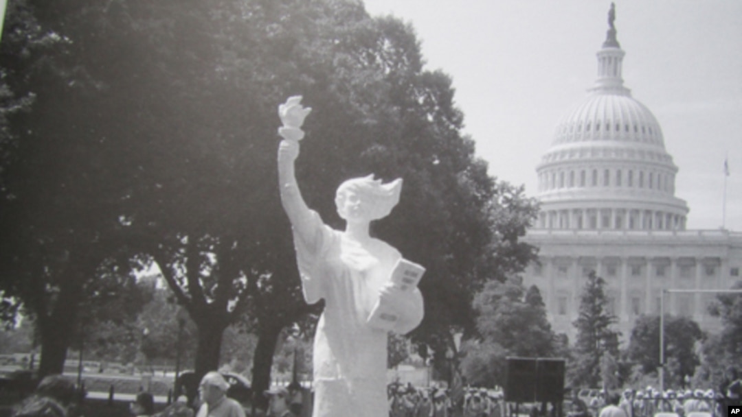 曾在美国国会山前陈列的陈维明作品-民主女神像