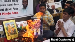 Des militants indiens de l'organisation de droite Hindu Sena font des rituels de feu hindous en faveur du candidat à la présidentielle des Etats-Unis, Donald Trump, à New Delhi, Inde, 11 mai 2016.