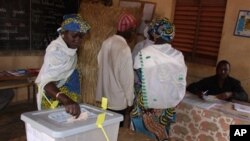 A woman casts her vote for president at a polling station in Niamey, Niger, Monday, Jan. 31, 2011. This impoverished country on the edge of the Sahara took another chnace at democracy Monday when it voted for a new president and parliament that are expect