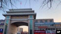 지난해 2월 중국 단둥과 북한 신의주를 오가는 화물차들을 검사하는 단둥 세관 입구.