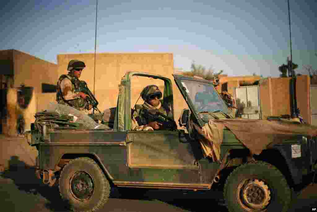 French soldiers secure the evacuation of foreigners during exchanges of fire in Gao, northern Mali, Feb. 10, 2013.