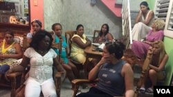 VOA's Victoria Macchi, right foregound, speaks to Damas de Blanco leader Berta Soler, left foreground, in Havana, March 20, 2016.