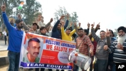 Indians dance as they wait to welcome Indian fighter pilot Wing Commander Abhinandan Varthaman at India Pakistan border at Wagah, 28 kilometers (17.5 miles) from Amritsar, India, March 1, 2019. 