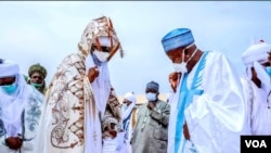 Sarkin Kano, Alhaji Aminu Ado Bayero Lokacin Da Yake Gaisawa Da Gwamnan Kano Abdullahi Umar Ganduje a Filin Idi.