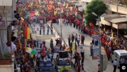 Kurdên li bajarê Efrînê bi rengên netewî û ala Kurdî di xwepêşandanekê de xwane dibin