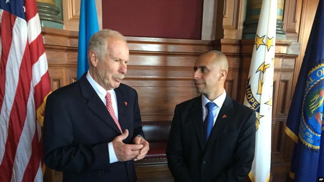El alcalde de Providence, Rhode Island, Jorge Elorza (derecha) con el alcalde de Ciudad de Guatemala Álvaro Arzu luego de firmar un acuerdo de ciudades hermanas el pasado 12 de octubre de 2016.