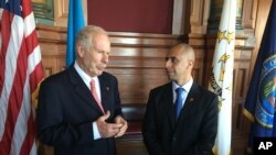 El alcalde de Providence, Rhode Island, Jorge Elorza (derecha) con el alcalde de Ciudad de Guatemala Álvaro Arzu luego de firmar un acuerdo de ciudades hermanas el pasado 12 de octubre de 2016.